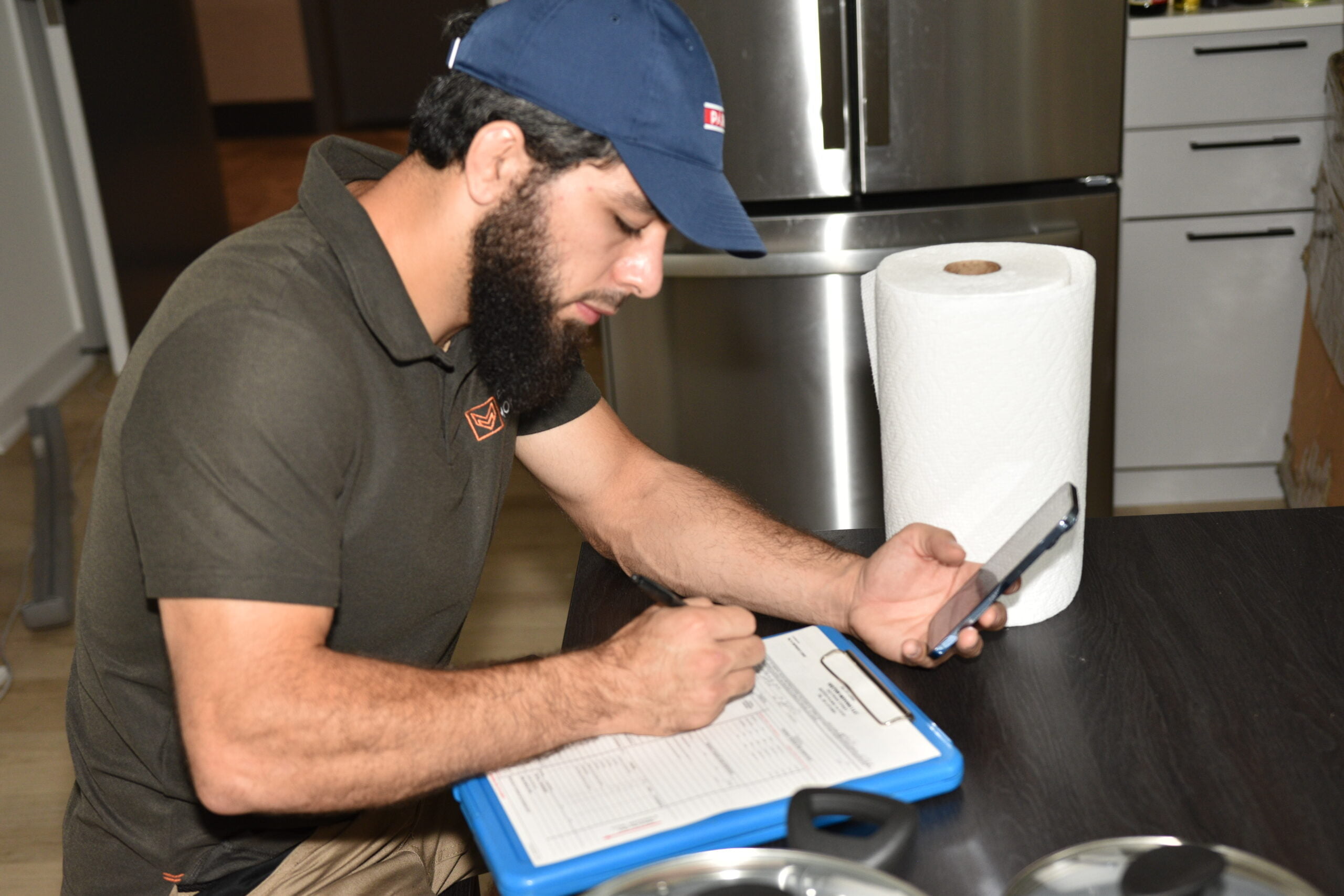 Vector Movers Foreman signing moving contract | NJ Movers